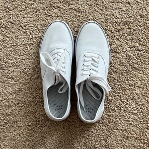 White tennis sneaker